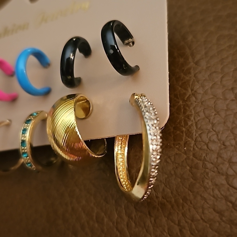 Vintage Assorted Single Huggie Hoop Earrings - Picture 4 of 4